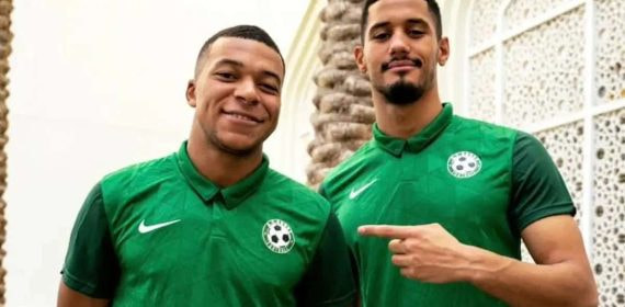 Mbappé y Saliba posan con camisetas del AS Bondy.