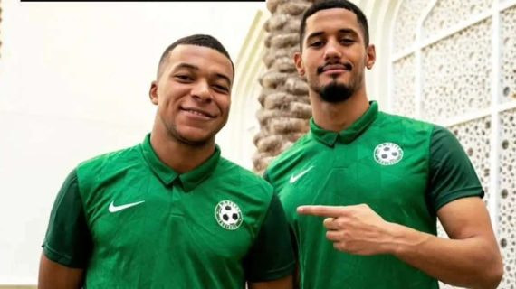 Mbappé y Saliba posan con camisetas del AS Bondy.