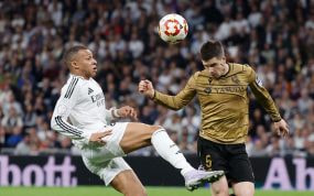 Mbappé y Zubeldia disputan un balón durante la vuelta de las semifinales de la Copa del Rey.