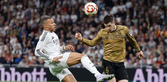 Mbappé y Zubeldia disputan un balón durante la vuelta de las semifinales de la Copa del Rey.