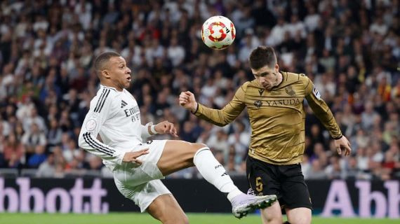 Mbappé y Zubeldia disputan un balón durante la vuelta de las semifinales de la Copa del Rey.