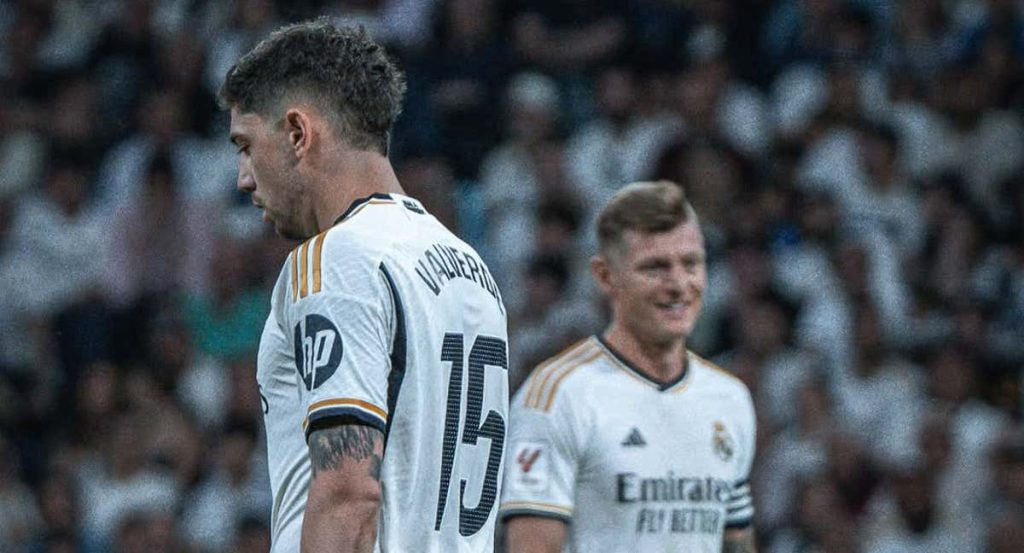 Valverde, junto a Toni Kroos, en el Bernabéu.