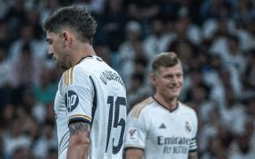 Valverde, junto a Toni Kroos, en el Bernabéu.