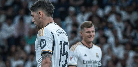Valverde, junto a Toni Kroos, en el Bernabéu.