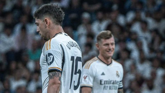 Valverde, junto a Toni Kroos, en el Bernabéu.