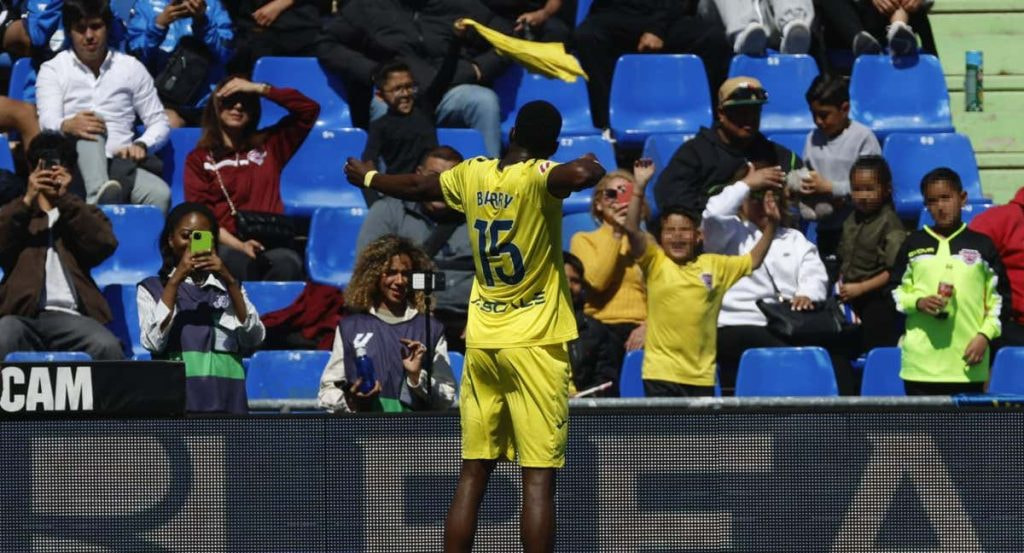 El francés Thierno Barry celebra un gol del Villarreal, que está cerca de la Champions 2025/26.
