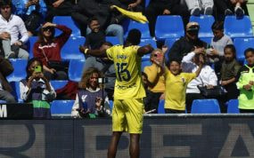 El francés Thierno Barry celebra un gol del Villarreal, que está cerca de la Champions 2025/26.