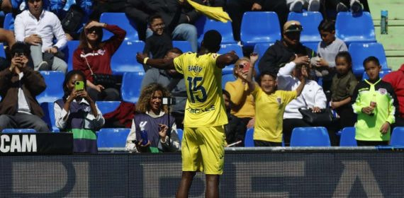 El francés Thierno Barry celebra un gol del Villarreal, que está cerca de la Champions 2025/26.