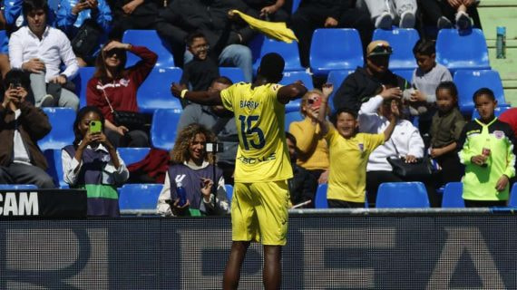 El francés Thierno Barry celebra un gol del Villarreal, que está cerca de la Champions 2025/26.