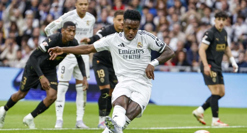 Vinicius lanza un penalti contra el Real Madrid.