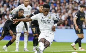 Vinicius lanza un penalti contra el Real Madrid.