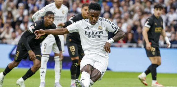 Vinicius lanza un penalti contra el Real Madrid.
