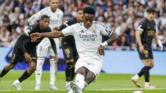 Vinicius lanza un penalti contra el Real Madrid.