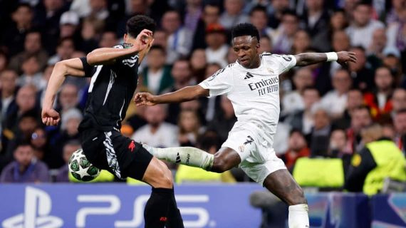 Vinicius intenta marcharse de Saliba en el Bernabéu.