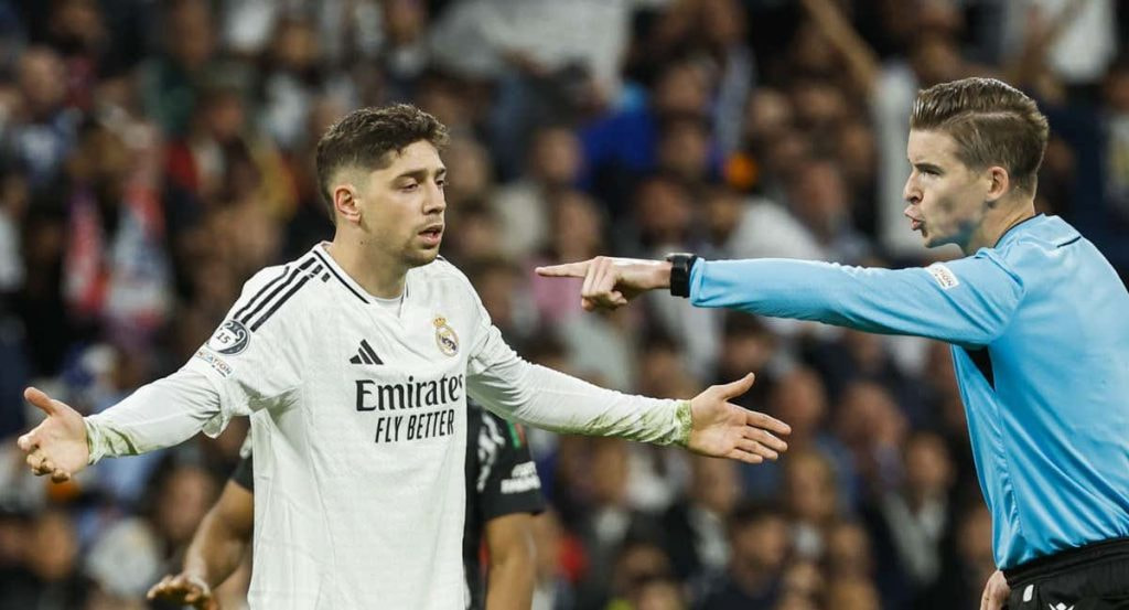 Valverde protesta al árbitro del partido.