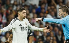 Valverde protesta al árbitro del partido.