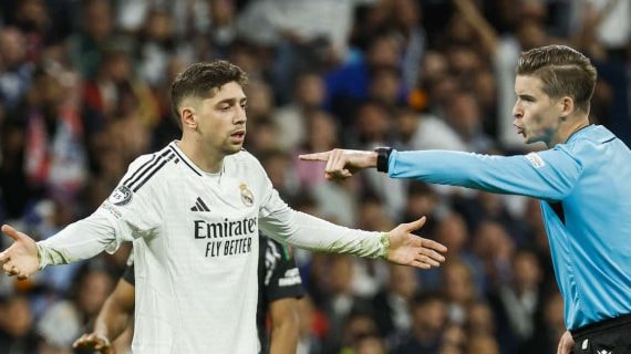 Valverde protesta al árbitro del partido.