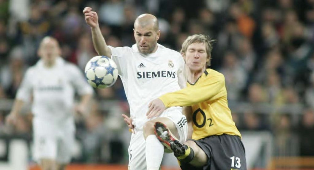 Zidane y Hleb pelean por un balón durante el Real Madrid-Arsenal en 2006.