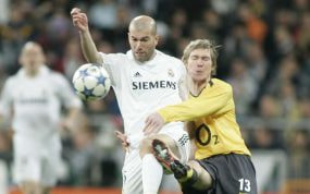 Zidane y Hleb pelean por un balón durante el Real Madrid-Arsenal en 2006.