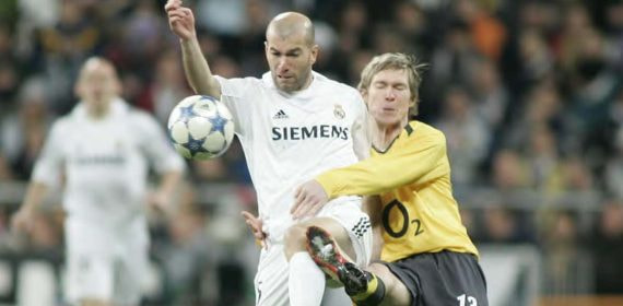 Zidane y Hleb pelean por un balón durante el Real Madrid-Arsenal en 2006.