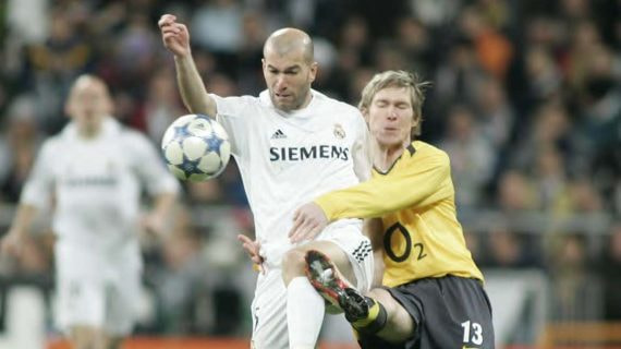 Zidane y Hleb pelean por un balón durante el Real Madrid-Arsenal en 2006.