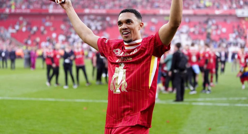 Alexander-Arnold celebra el título de Premier con el Liverpool.
