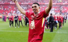 Alexander-Arnold celebra el título de Premier con el Liverpool.