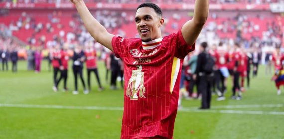 Alexander-Arnold celebra el título de Premier con el Liverpool.