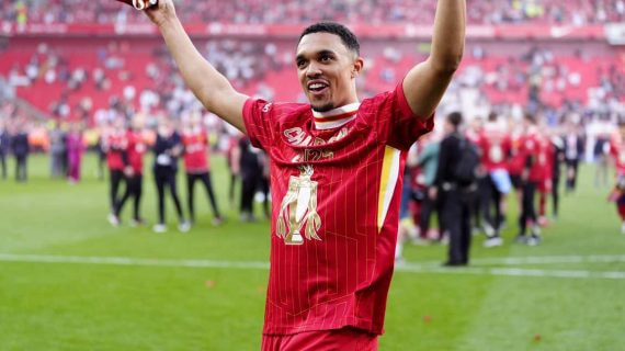 Alexander-Arnold celebra el título de Premier con el Liverpool.