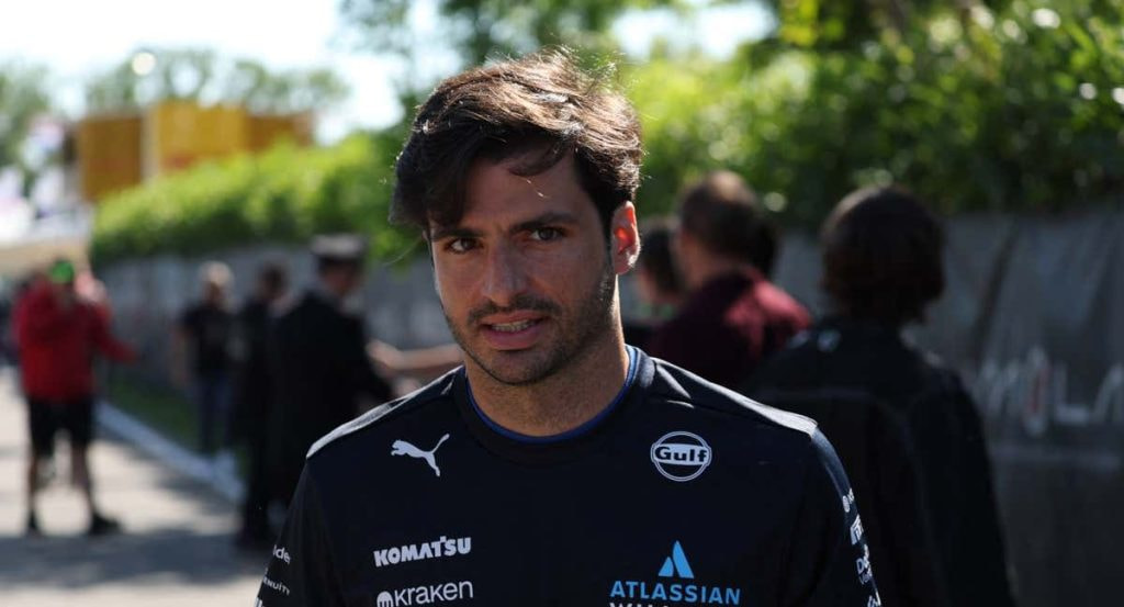 Carlos Sainz en el paddock de Imola.