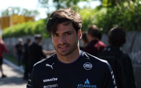 Carlos Sainz en el paddock de Imola.
