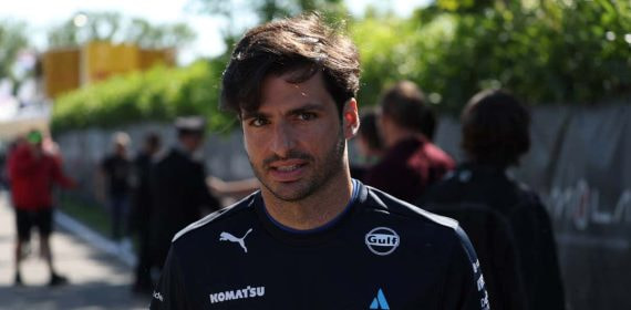 Carlos Sainz en el paddock de Imola.