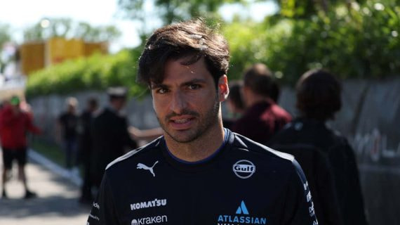 Carlos Sainz en el paddock de Imola.
