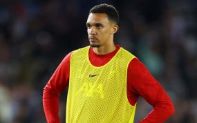 Alexander-Arnold, durante un calentamiento con el Liverpool.