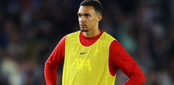 Alexander-Arnold, durante un calentamiento con el Liverpool.