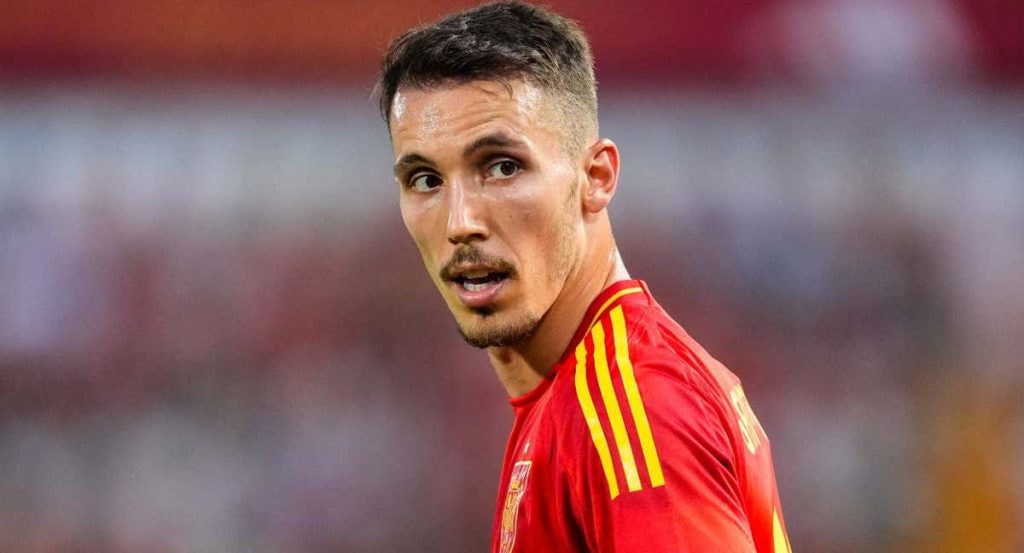 Grimaldo en un partido con la Selección española.