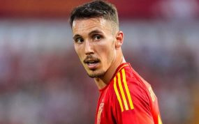 Grimaldo en un partido con la Selección española.
