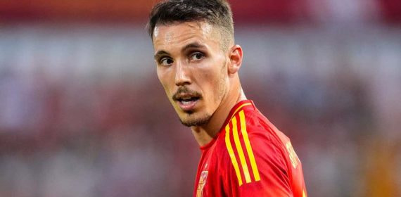 Grimaldo en un partido con la Selección española.