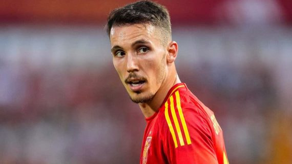 Grimaldo en un partido con la Selección española.