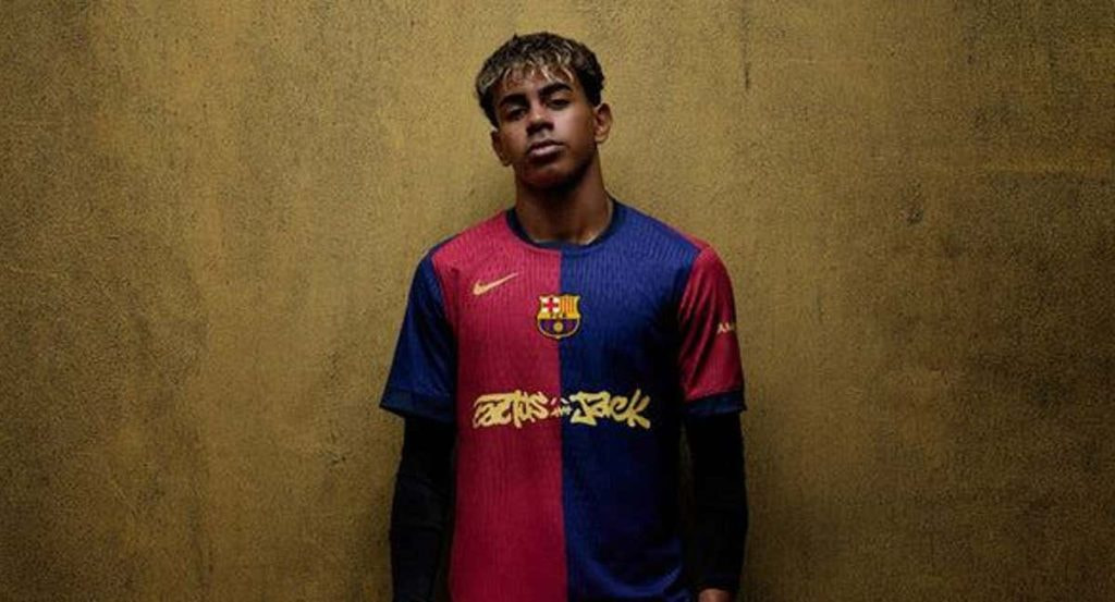 Lamine Yamal con la camiseta del FC Barcelona que lleva el logo de Travis Scott.