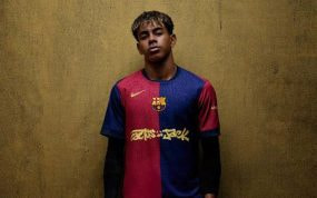 Lamine Yamal con la camiseta del FC Barcelona que lleva el logo de Travis Scott.