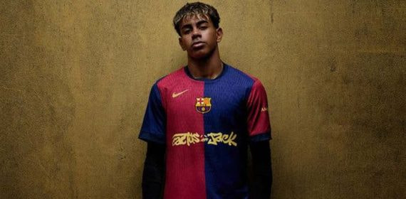 Lamine Yamal con la camiseta del FC Barcelona que lleva el logo de Travis Scott.