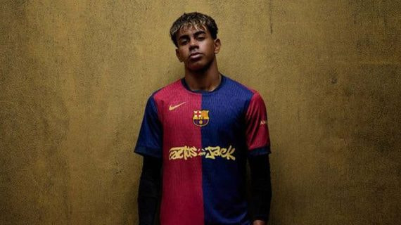 Lamine Yamal con la camiseta del FC Barcelona que lleva el logo de Travis Scott.