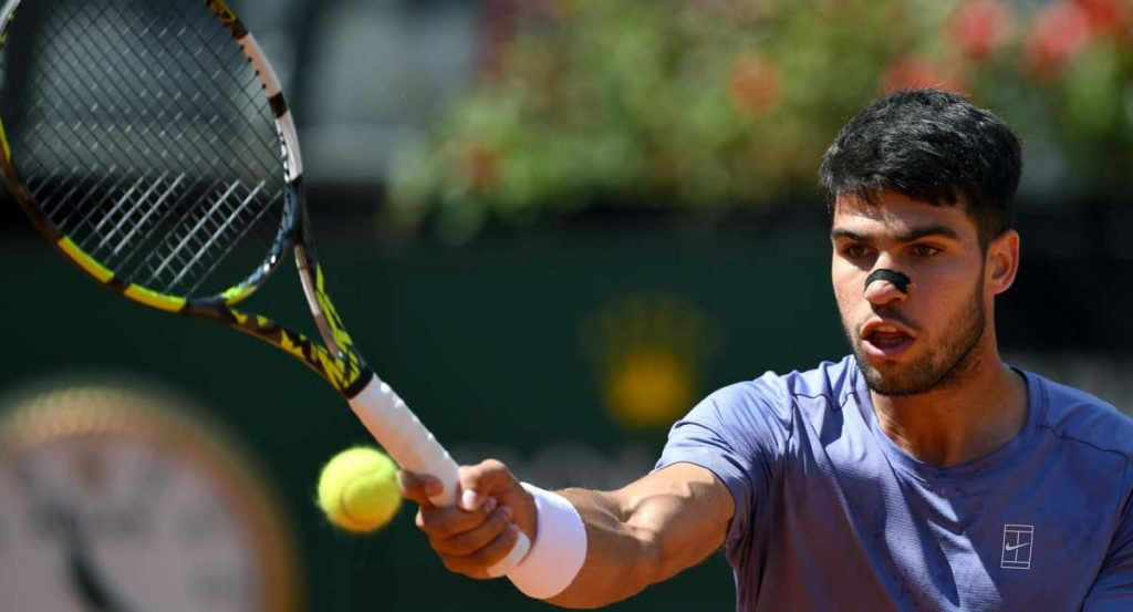 Carlos Alcaraz realiza una dejada en el Masters 1000 de Roma.