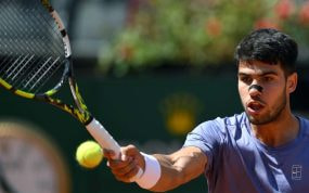 Carlos Alcaraz realiza una dejada en el Masters 1000 de Roma.