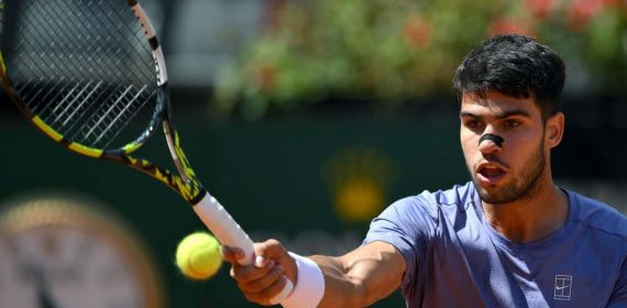 Carlos Alcaraz realiza una dejada en el Masters 1000 de Roma.