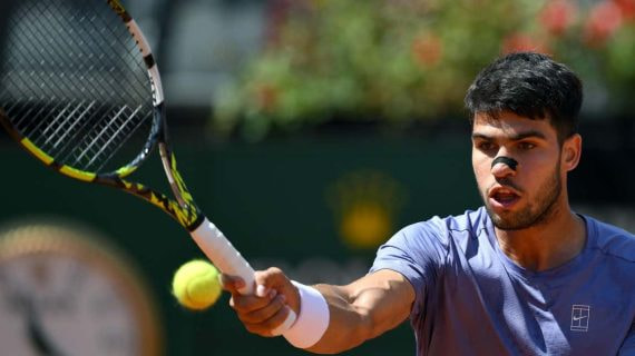 Carlos Alcaraz realiza una dejada en el Masters 1000 de Roma.