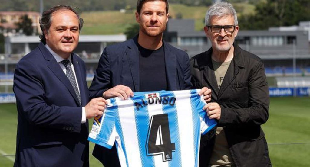 Xabi Alonso junto a Aperribay y Olabe el día de su presentación como entrenador del Sanse.