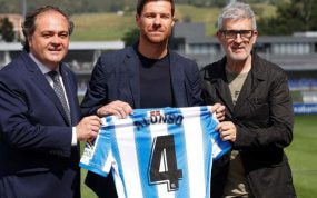 Xabi Alonso junto a Aperribay y Olabe el día de su presentación como entrenador del Sanse.
