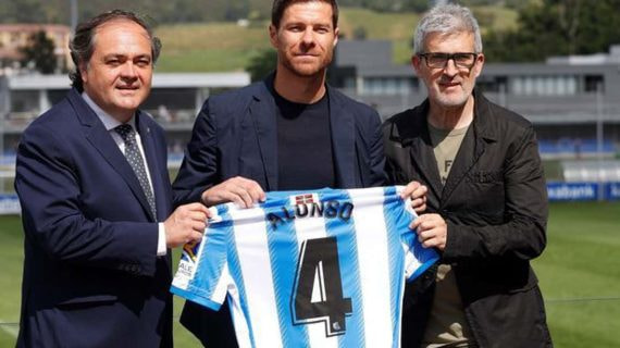 Xabi Alonso junto a Aperribay y Olabe el día de su presentación como entrenador del Sanse.